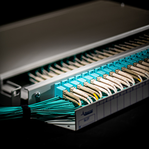 Optical patch panel with extracable tray